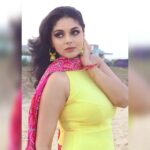 Sanam Shetty Instagram - Shades of twilight☀️ Outfit & Styling @rasikaasofficial Rathna MUH @vijiknr Bronzemakeover Photography team @_gopinath_official @anandraj5887 #sweetmirchi @syedsuhelbasha @arvinthiyer Organised by @balaji_2888 #sunandsand #twilight #anarkalisuits #halterneck #bandhanidupatta #smokeyeyes