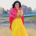 Sanam Shetty Instagram - Shades of twilight☀️ Outfit & Styling @rasikaasofficial Rathna MUH @vijiknr Bronzemakeover Photography team @_gopinath_official @anandraj5887 #sweetmirchi @syedsuhelbasha @arvinthiyer Organised by @balaji_2888 #sunandsand #twilight #anarkalisuits #halterneck #bandhanidupatta #smokeyeyes