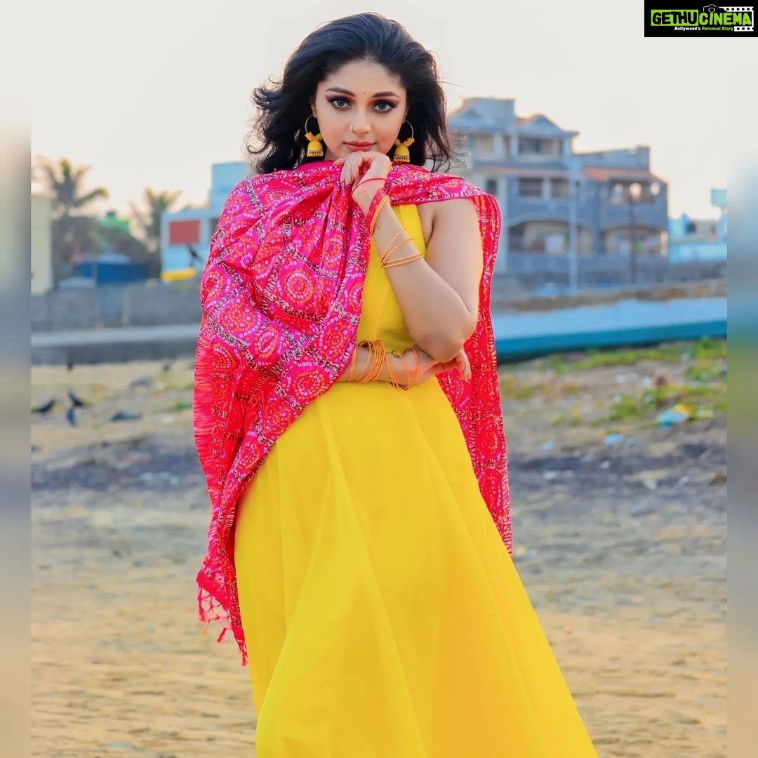 Sanam Shetty Instagram - Shades of twilight☀️ Outfit & Styling @rasikaasofficial Rathna MUH @vijiknr Bronzemakeover Photography team @_gopinath_official @anandraj5887 #sweetmirchi @syedsuhelbasha @arvinthiyer Organised by @balaji_2888 #sunandsand #twilight #anarkalisuits #halterneck #bandhanidupatta #smokeyeyes