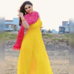 Sanam Shetty Instagram - Shades of twilight☀️ Outfit & Styling @rasikaasofficial Rathna MUH @vijiknr Bronzemakeover Photography team @_gopinath_official @anandraj5887 #sweetmirchi @syedsuhelbasha @arvinthiyer Organised by @balaji_2888 #sunandsand #twilight #anarkalisuits #halterneck #bandhanidupatta #smokeyeyes