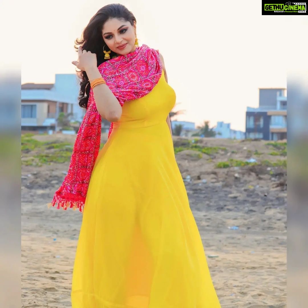 Sanam Shetty Instagram - Shades of twilight☀️ Outfit & Styling @rasikaasofficial Rathna MUH @vijiknr Bronzemakeover Photography team @_gopinath_official @anandraj5887 #sweetmirchi @syedsuhelbasha @arvinthiyer Organised by @balaji_2888 #sunandsand #twilight #anarkalisuits #halterneck #bandhanidupatta #smokeyeyes