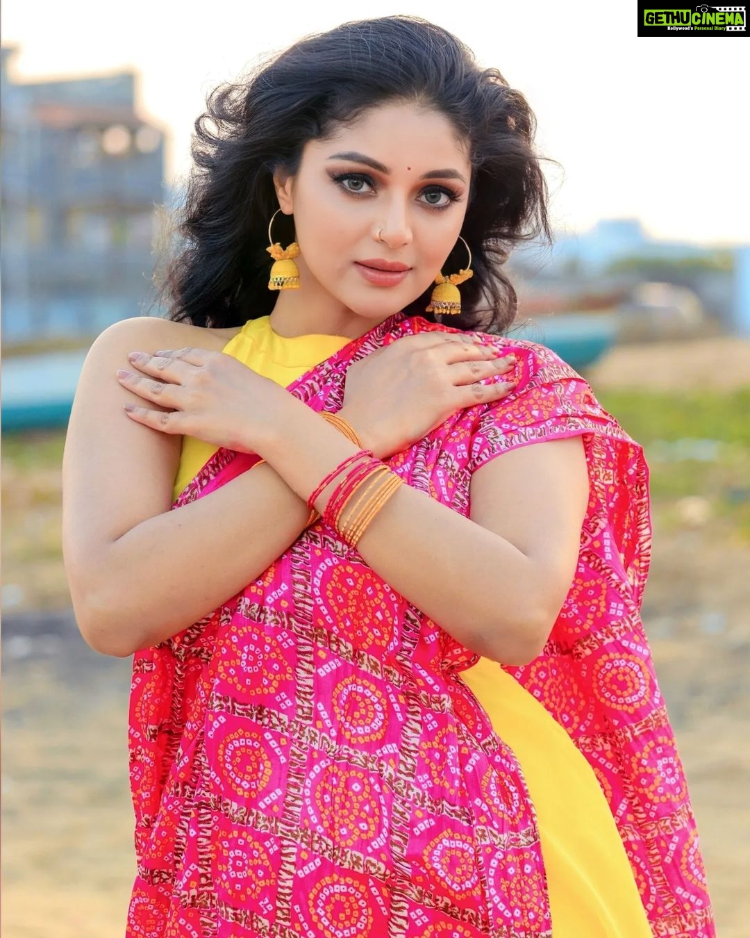 Sanam Shetty Instagram - T.R.O.P.I.C.A.L Gal ποΈ . . Outfit & Styling @rasikaasofficial Rathna MUH @vijiknr Bronzemakeover Photography team @_gopinath_official #sweetmirchi @syedsuhelbasha @anandraj5887 @arvinthiyer Organised by @balaji_2888 #hellomonday #tropics #sunandsand