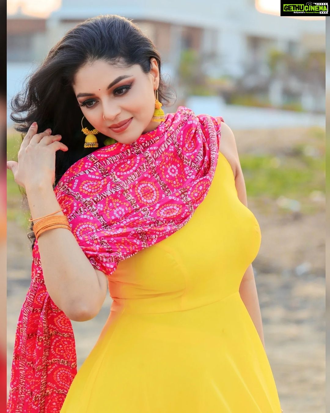 Sanam Shetty Instagram - T.R.O.P.I.C.A.L Gal ποΈ . . Outfit & Styling @rasikaasofficial Rathna MUH @vijiknr Bronzemakeover Photography team @_gopinath_official #sweetmirchi @syedsuhelbasha @anandraj5887 @arvinthiyer Organised by @balaji_2888 #hellomonday #tropics #sunandsand