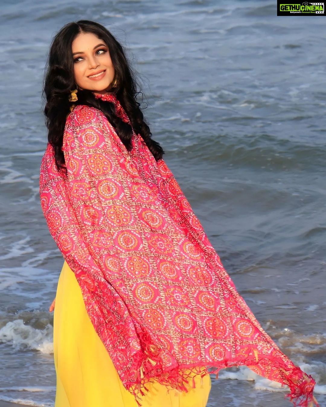 Sanam Shetty Instagram - T.R.O.P.I.C.A.L Gal ποΈ . . Outfit & Styling @rasikaasofficial Rathna MUH @vijiknr Bronzemakeover Photography team @_gopinath_official #sweetmirchi @syedsuhelbasha @anandraj5887 @arvinthiyer Organised by @balaji_2888 #hellomonday #tropics #sunandsand