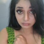 Sanam Shetty Instagram - Ipdiyum irukanga 🤭 MUH @vijiknr #bts #funreels #thuppakki #thalapathyvijay #reels #wildwednesday #goodnight 💚