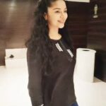 Sanam Shetty Instagram - Happy to attend the premiere show of POR THOZHIL. Don't miss this brilliant thriller peeps! Intelligent writing, tight screenplay, power packed bgm and superb performances by all the actors.. keeps you completely entertained. Its heartening to watch #sarathbabu sir on screen. Very sad that he is no longer with us but this film is a beautiful tribute to him & his family. Its a delight to watch @r_sarath_kumar sir in a full fledged cop role where he aces every scene with ease. @ashokselvan has once again chosen a sensible film with a strong script and nails his signature boy next door performance. The dynamics between Ashok Selvan and Sarath Kumar sir is the usp of the film. Actress @nikhilavimalofficial gives a natural performance despite her limited screentime. Hearty Congratulations to the production house @applausesocial Mr.Sameer Nair sir, Vignesh Menon, director @vignesh_raja & team for the successful Tamil debut👏 #porthozhil #intheatresnow