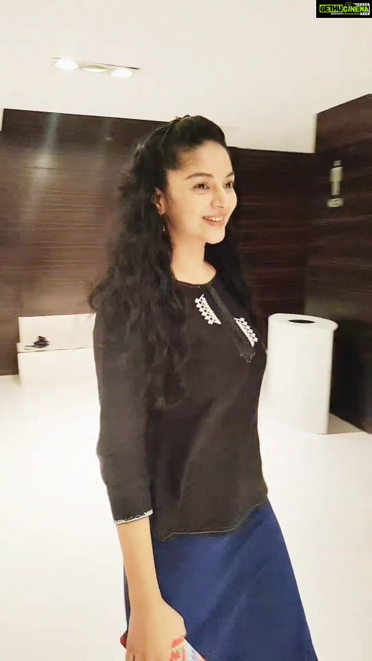 Sanam Shetty Instagram - Happy to attend the premiere show of POR THOZHIL. Don't miss this brilliant thriller peeps! Intelligent writing, tight screenplay, power packed bgm and superb performances by all the actors.. keeps you completely entertained. Its heartening to watch #sarathbabu sir on screen. Very sad that he is no longer with us but this film is a beautiful tribute to him & his family. Its a delight to watch @r_sarath_kumar sir in a full fledged cop role where he aces every scene with ease. @ashokselvan has once again chosen a sensible film with a strong script and nails his signature boy next door performance. The dynamics between Ashok Selvan and Sarath Kumar sir is the usp of the film. Actress @nikhilavimalofficial gives a natural performance despite her limited screentime. Hearty Congratulations to the production house @applausesocial Mr.Sameer Nair sir, Vignesh Menon, director @vignesh_raja & team for the successful Tamil debut👏 #porthozhil #intheatresnow
