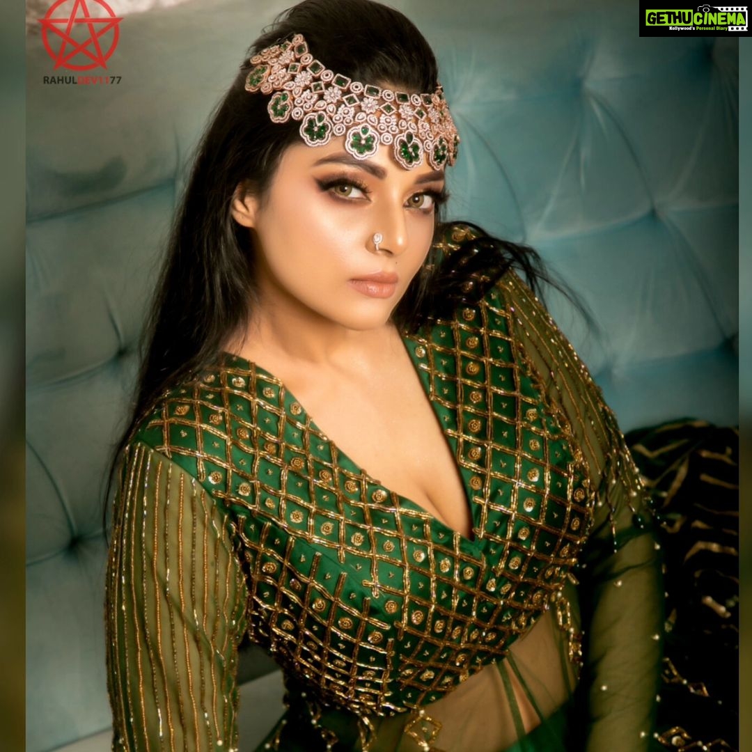 Sanam Shetty Instagram - More of Noor 💚 Arabic princess makeover by @vijiknr . . . Outfit @naziasyedofficial Photography @rahuldev1177 Styling @naziasyed Accessories @bronzerbridaljewellery #arabicprincess #makeovers #smokeyeyes #glassskinmakeup #indowestern #bridalstyling