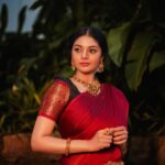 Sanam Shetty Instagram - Caption this! . . . Outfit @ivalinmabia Jewellery @vilvajewels Photography @__thirdeyeweddings__ Edit @thejan__ Concept @samissiah Makeup @diyamakeover_ Hair @madhuzartistry Hospitality @joemichael.official @gideonmediaevents @reshma.srijay Venue @darzaluxuryresorts #traditionalthursdays #pattupavadai #portraitframe #nightphotography