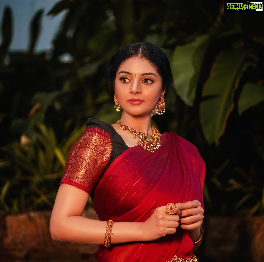 Sanam Shetty Instagram - Caption this! . . . Outfit @ivalinmabia Jewellery @vilvajewels Photography @__thirdeyeweddings__ Edit @thejan__ Concept @samissiah Makeup @diyamakeover_ Hair @madhuzartistry Hospitality @joemichael.official @gideonmediaevents @reshma.srijay Venue @darzaluxuryresorts #traditionalthursdays #pattupavadai #portraitframe #nightphotography