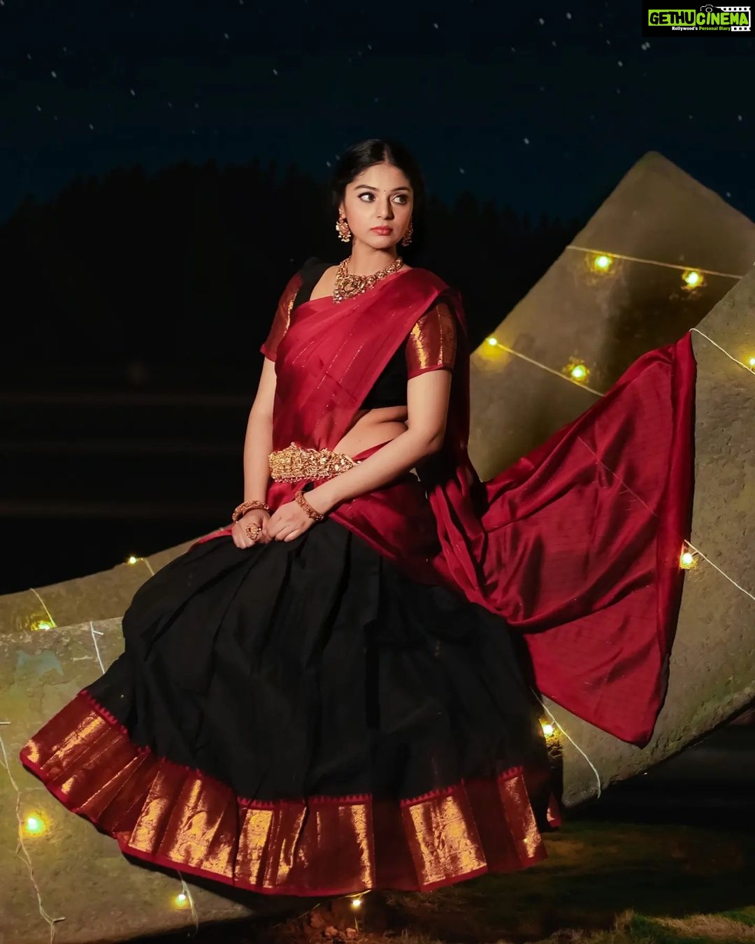 Sanam Shetty Instagram - When you smile for no reason..you know the reason is ....♥️ . . . Pattu pavadai by @ivalinmabia Temple jewellery by @vilvajewels Photography @__thirdeyeweddings__ Edit @thejan__ Concept @samissiah Venue @darzaluxuryresorts Makeup @diyamakeover_ Hair @madhuzartistry Logistics @joemichael.official @reshma.srijay @gideonmediaevents #lovemonth #reasonforred #festiveshoot #pattupavadai #sanam #sanamshetty