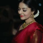 Sanam Shetty Instagram - Wait for the one who knows the weight of your love ♥️ Happy Valentine's Day 🌹 . . . . Valentine's Day special Red Pattu half saree by @ivalinmabia Temple jewellery set by @vilvajewels Video @__thirdeyeweddings__ Concept @samissiah Venue @darzaluxuryresorts Makeup @diyamakeover_ Hair @madhuzartistry Hospitality @joemichael.official @reshma.srijay @gideonmediaevents #valentinesday #allaboutlove #pattupavadai #reasonforred #sanam #sanamshetty #traditionalwear