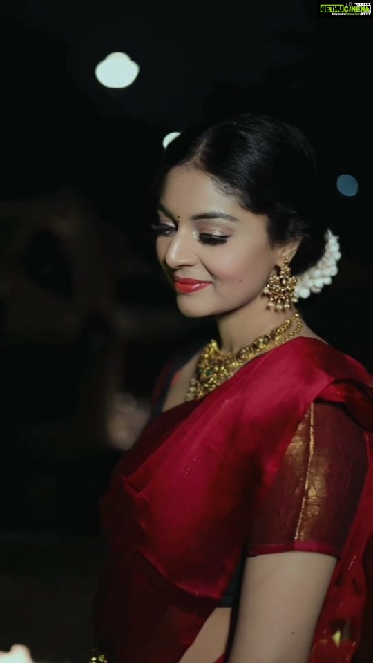 Sanam Shetty Instagram - Wait for the one who knows the weight of your love ♥️ Happy Valentine's Day 🌹 . . . . Valentine's Day special Red Pattu half saree by @ivalinmabia Temple jewellery set by @vilvajewels Video @__thirdeyeweddings__ Concept @samissiah Venue @darzaluxuryresorts Makeup @diyamakeover_ Hair @madhuzartistry Hospitality @joemichael.official @reshma.srijay @gideonmediaevents #valentinesday #allaboutlove #pattupavadai #reasonforred #sanam #sanamshetty #traditionalwear