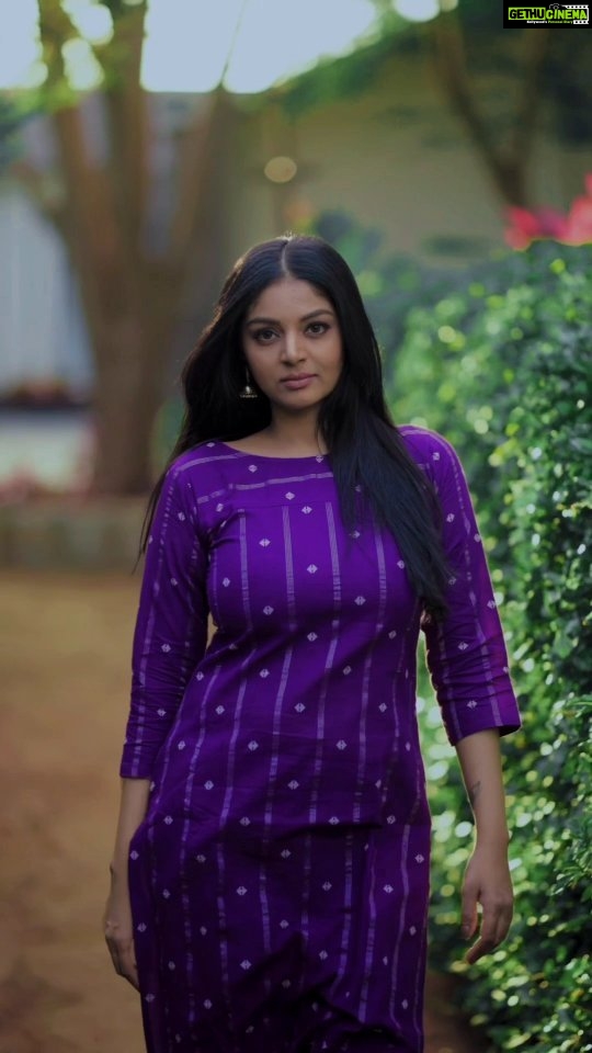 Sanam Shetty Instagram - Something to cool off the heat 🔥 . . . Cotton straight cut kurta co-ords from @ival.amali Video @adam_kae Edit @thirdeye_weddings MUH @monz_makeover Venue @darzaluxuryresorts #eazybreezy #summerstyles #casualwear #kurtacoordsets #keepitcool #reels #reelsinstagram #sugarnspice