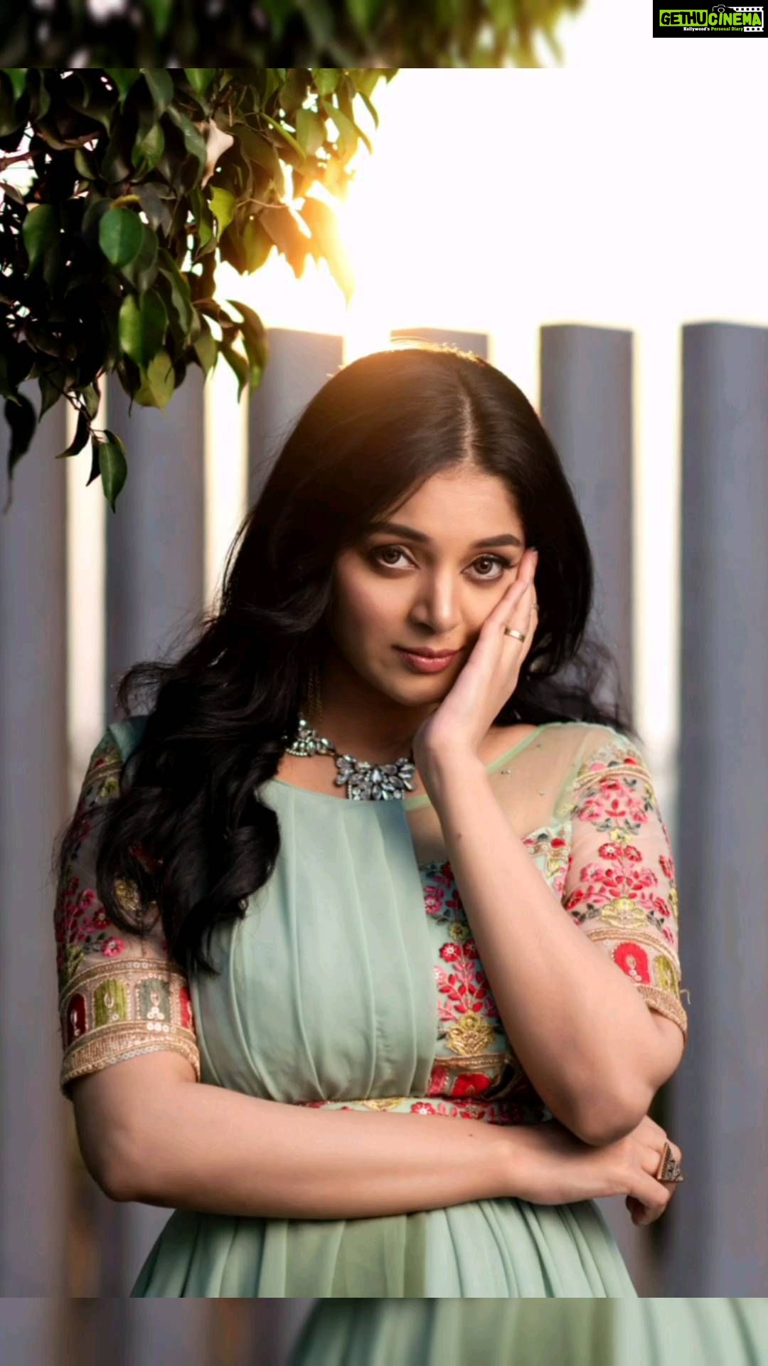 Sanam Shetty Instagram - Twilight treat ✨ . . . . . Outfit @fascinodresses_by_shyn Styling @shyn_fascino Photography @phototodayofficial MUH @vaishuzmakeover Venue @radissonblucbe #goldenhourphotography #oliveombrè #indowesternwear #sanam #sanamshetty #bridalfashion #southindianbrides