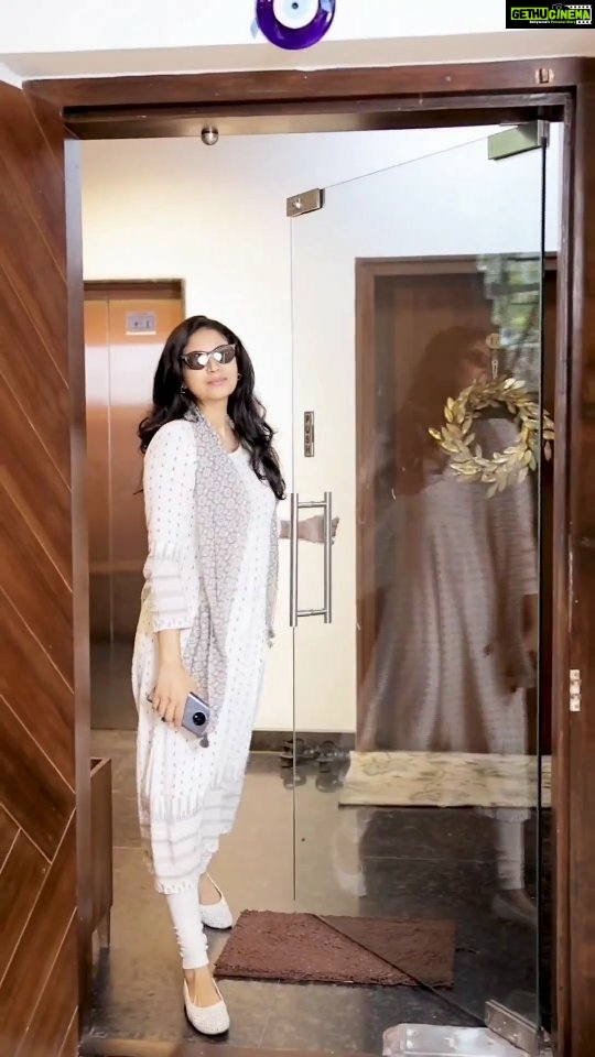 Sanam Shetty Instagram - Do you know what's the latest makeup trend? It's No Makeup ! The more natural you are the brighter you glow. I recently tried the Korean Glass Glow Facial to bring back the glow to my dull skin. It delivers exactly as promised. Gives a boost of hydration and glow… perfect for pre party or pre travel plans. You could try it out at Skin Envy Clinic, Poes Garden, Chennai and boast off naturally beautiful skin. Dr.Aishwarya Selvaraj, the founder of Skin Envy Clinic aims to give world class FDA approved treatments at reasonable prices. The ambience and staff are an added bonus. In addition to the wide range of effective facials, Skin Envy has now launched for the first time in TAMIL NADU, a completely painfree, super fast laser hair reduction technology. Please contact @dr.aishwaryaselvaraj @_skin_envy_ for consultations. #skincare #skinenvyclinic #endorsement #chennai
