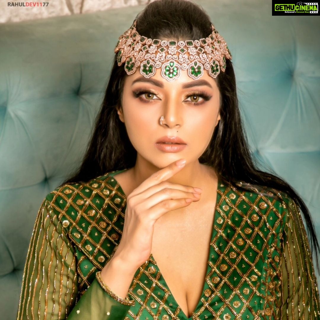 Sanam Shetty Instagram - Noor is back π . . . Emerald green satin lehenga-gown by @naziasyedofficial Photography @rahuldev1177 Stylist @naziasyed MUH @vijiknr Accessories @bronzerbridaljewellery #arabicprincess #royalconcepts #indowestern #emeraldgreen #lehengagowns #smokeyeyes #fashionphotography #latestshoot