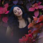 Sanam Shetty Instagram - How can the heart not flutter? When your hug melts me like warm butter.. And damn..that smile! Eyes haven't seen anything sweeter♥️ . . How's my love poem?😚 Id love to hear your lines too peeps!! #lovelineschallenge The Red Petal Series Photography @__thirdeyeweddings__ Edit @thejan Concept @samissiah Makeup @diyamakeover_ Hair @madhuzartistry Logistics @joemichael.official @gideonmediaevents @reshma.srijay Venue @darzaluxuryresorts #lovepoems #fabfeb #redpetal #sanam #sanamshetty #allaboutlove