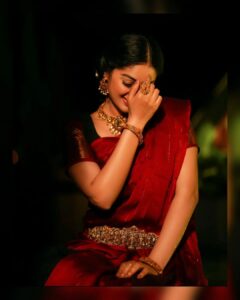Sanam Shetty Instagram - When you smile for no reason..you know the reason is ....♥️ . . . Pattu pavadai by @ivalinmabia Temple jewellery by @vilvajewels Photography @__thirdeyeweddings__ Edit @thejan__ Concept @samissiah Venue @darzaluxuryresorts Makeup @diyamakeover_ Hair @madhuzartistry Logistics @joemichael.official @reshma.srijay @gideonmediaevents #lovemonth #reasonforred #festiveshoot #pattupavadai #sanam #sanamshetty