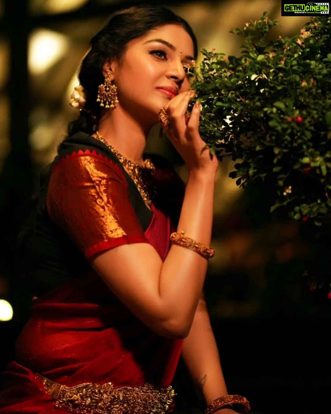 Sanam Shetty Instagram - When you smile for no reason..you know the reason is ....♥️ . . . Pattu pavadai by @ivalinmabia Temple jewellery by @vilvajewels Photography @__thirdeyeweddings__ Edit @thejan__ Concept @samissiah Venue @darzaluxuryresorts Makeup @diyamakeover_ Hair @madhuzartistry Logistics @joemichael.official @reshma.srijay @gideonmediaevents #lovemonth #reasonforred #festiveshoot #pattupavadai #sanam #sanamshetty