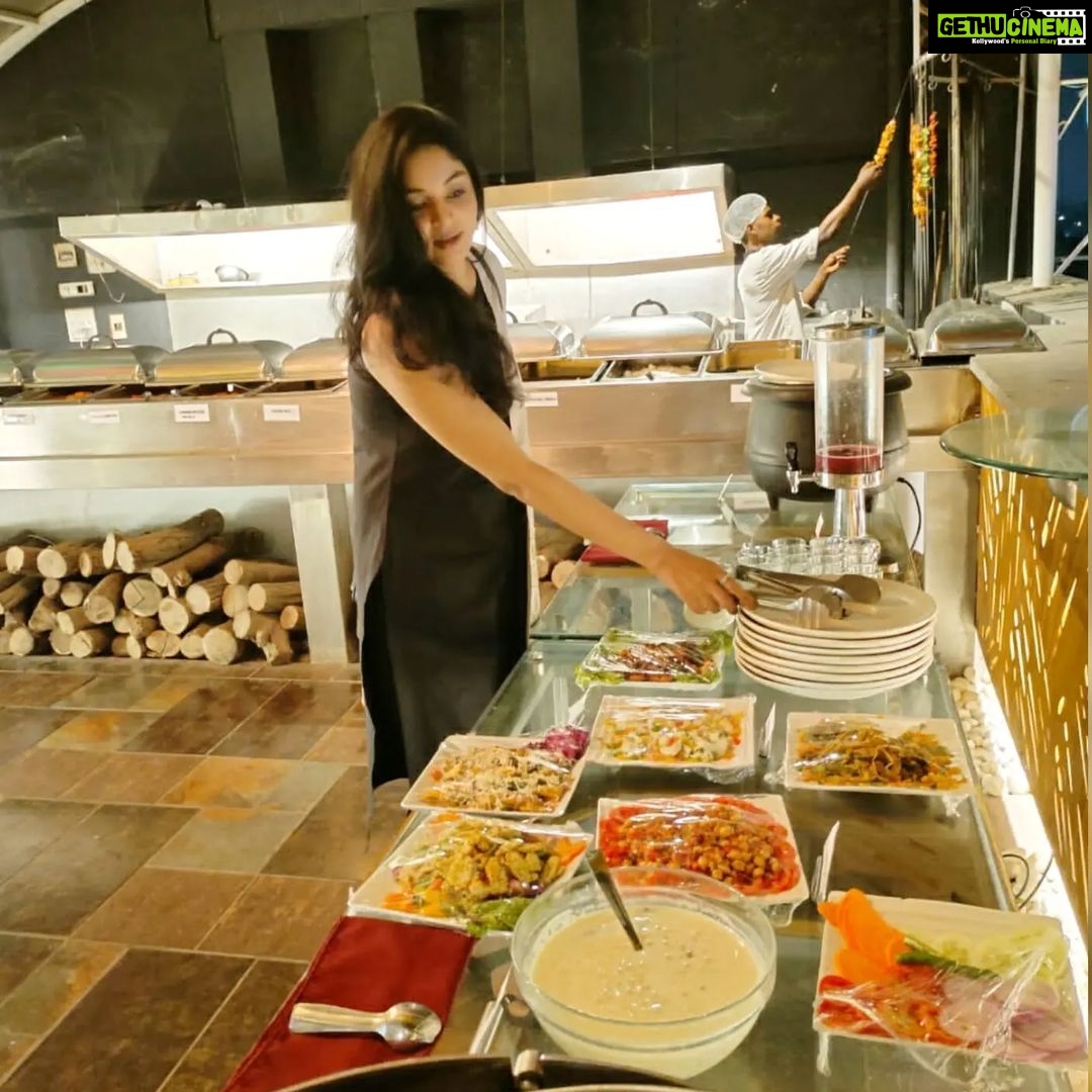 Sanam Shetty Instagram - En pinnadi epdi 'que'ue nikhadhu parthengala? π That's #kabab-e-que..the latest rooftop restaurant in Hotel @grandresidence (Porur). I had the pleasure of checking out their fresh live grill counters and yummy buffet spread. Thanks for the warm hospitality π Mr. @deva_4041 @balaji_2888 @imvittal_k My own styling - Monotone black linen kurti with beige silk shawl & ofcourse jhumki. How's it? #grillbuffet #grandresidence #finedine #nightouts #coordset #linenstyle