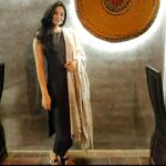 Sanam Shetty Instagram - En pinnadi epdi 'que'ue nikhadhu parthengala? 😜 That's #kabab-e-que..the latest rooftop restaurant in Hotel @grandresidence (Porur). I had the pleasure of checking out their fresh live grill counters and yummy buffet spread. Thanks for the warm hospitality 🌟 Mr. @deva_4041 @balaji_2888 @imvittal_k My own styling - Monotone black linen kurti with beige silk shawl & ofcourse jhumki. How's it? #grillbuffet #grandresidence #finedine #nightouts #coordset #linenstyle