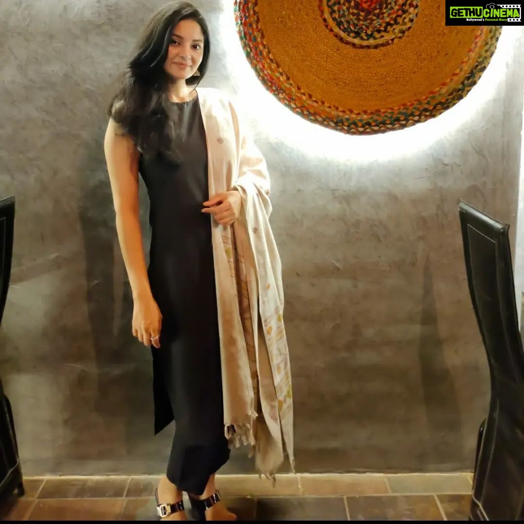 Sanam Shetty Instagram - En pinnadi epdi 'que'ue nikhadhu parthengala? π That's #kabab-e-que..the latest rooftop restaurant in Hotel @grandresidence (Porur). I had the pleasure of checking out their fresh live grill counters and yummy buffet spread. Thanks for the warm hospitality π Mr. @deva_4041 @balaji_2888 @imvittal_k My own styling - Monotone black linen kurti with beige silk shawl & ofcourse jhumki. How's it? #grillbuffet #grandresidence #finedine #nightouts #coordset #linenstyle