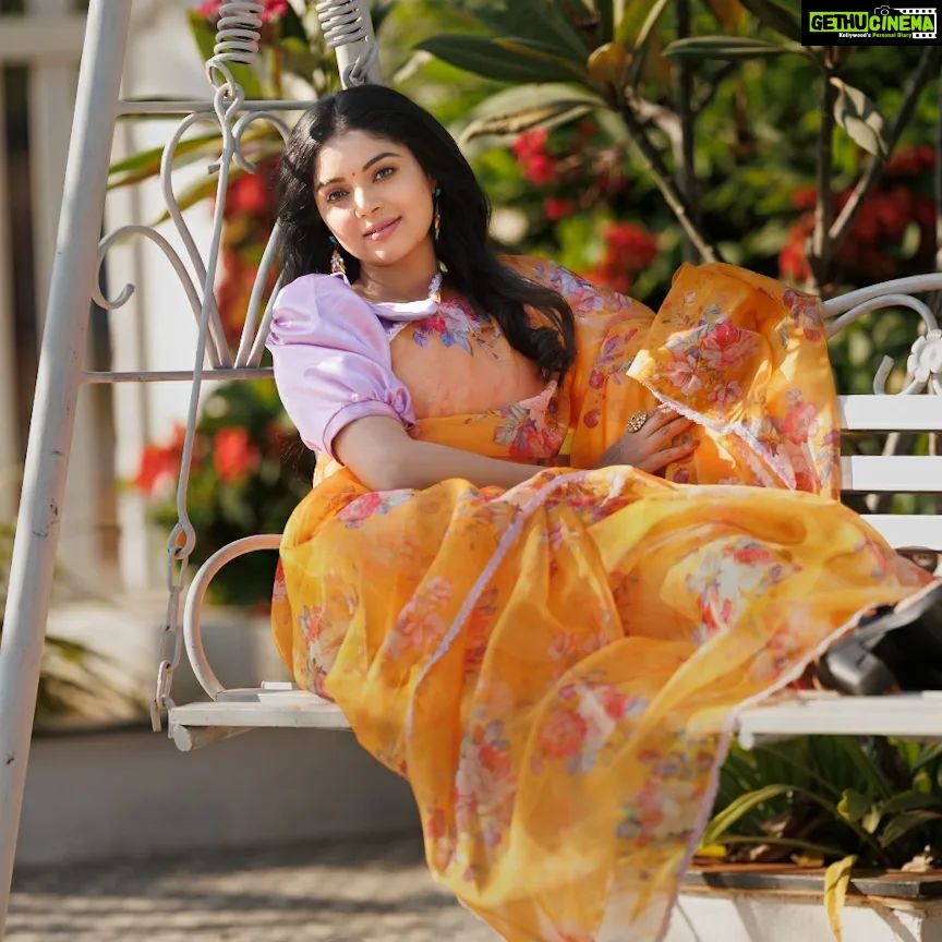 Sanam Shetty Instagram - What plans for the weekend? ππ . . . Organza saree by @6yarddrape Styling @shyn_fascino Photography @adam_kae Drape @the_thish MUH @sujitha_makeup_artist Venue @the_french_town #happyweekend #lightweightsarees #organza #satinblouse #sanam #sanamshetty #goldenhour