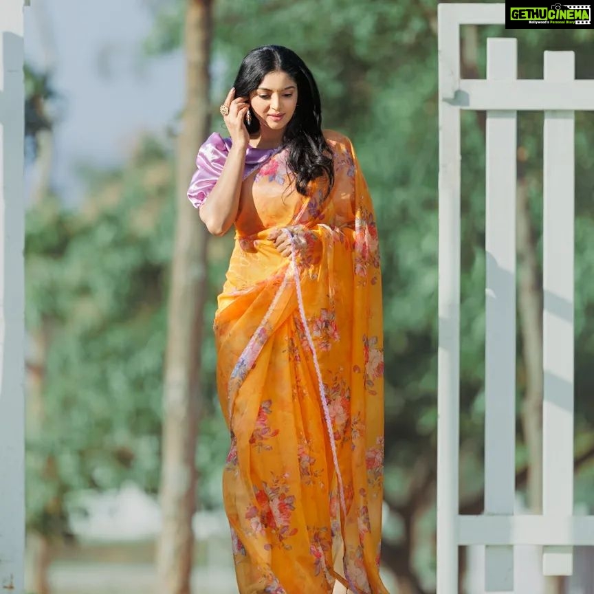 Sanam Shetty Instagram - What plans for the weekend? ππ . . . Organza saree by @6yarddrape Styling @shyn_fascino Photography @adam_kae Drape @the_thish MUH @sujitha_makeup_artist Venue @the_french_town #happyweekend #lightweightsarees #organza #satinblouse #sanam #sanamshetty #goldenhour