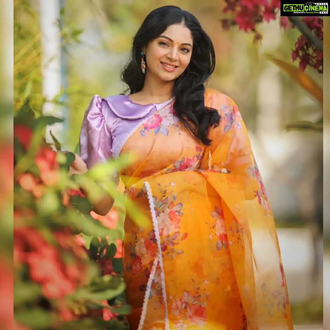 Sanam Shetty Instagram - Can you feel the love?💛 . . . Organza saree by @6yarddrape Styling @shyn_fascino Photography @adam_kae Draping @the_thish MUH @sujitha_makeup_artist Venue @the_french_town #jessiesland #fridaylove #tgif #sunshineyellow #organzasaree #collaredblouse #sanam #sanamshetty