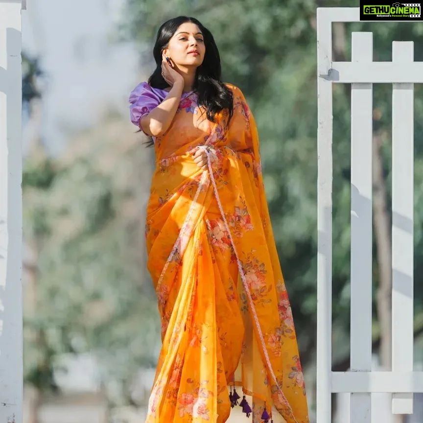 Sanam Shetty Instagram - Can you feel the love?💛 . . . Organza saree by @6yarddrape Styling @shyn_fascino Photography @adam_kae Draping @the_thish MUH @sujitha_makeup_artist Venue @the_french_town #jessiesland #fridaylove #tgif #sunshineyellow #organzasaree #collaredblouse #sanam #sanamshetty