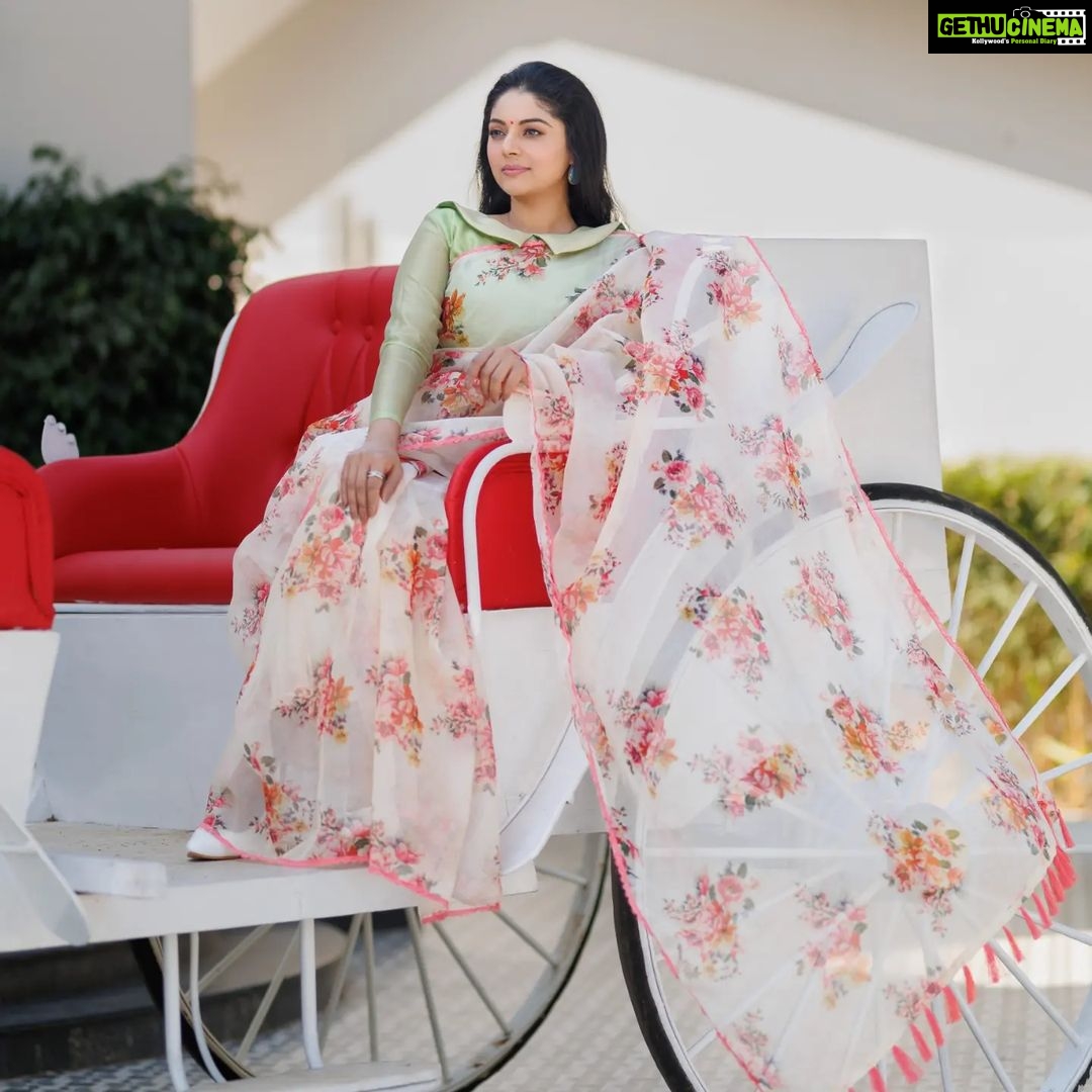 Sanam Shetty Instagram - All things pure π . . Purely serene Ivory organza saree by @6yarddrape Styling @shyn_fascino Photography @adam_kae MUH @sujitha_makeup_artist Draping @the_thish Venue @the_french_town #atouchofbliss #organzasarees #vintagefare #sanam #sanamshetty