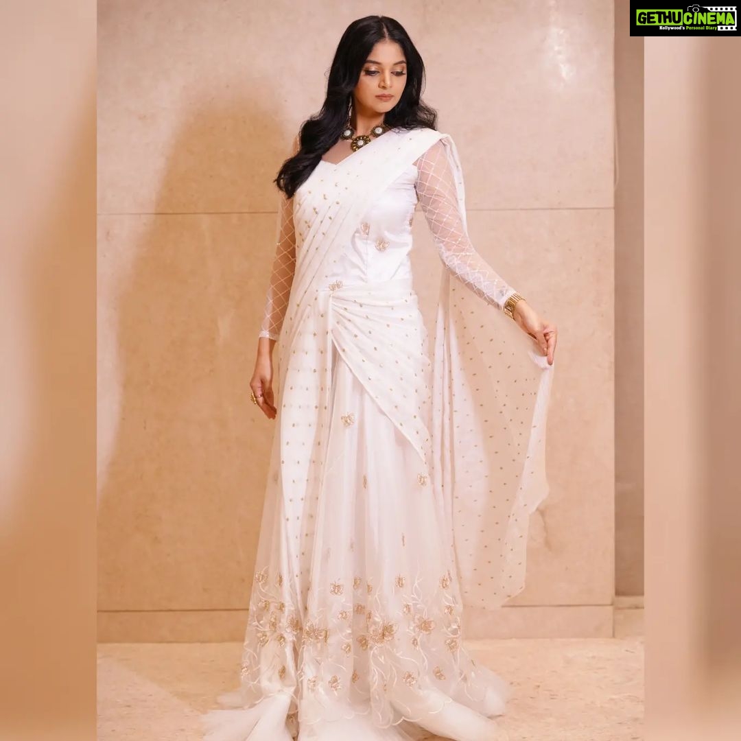 Sanam Shetty Instagram - One of the most beautiful gowns I've worn π€π€π€π€ . . Custom made design by @shyn_fascino Outfit @fascinodresses_by_shyn Photography @@phototodayofficial MUH @vaishuzmakeover Venue @radissonblucbe #indowesternwear #eventstyling #itswhite #whitebridals #sanam #sanamshetty #tgif
