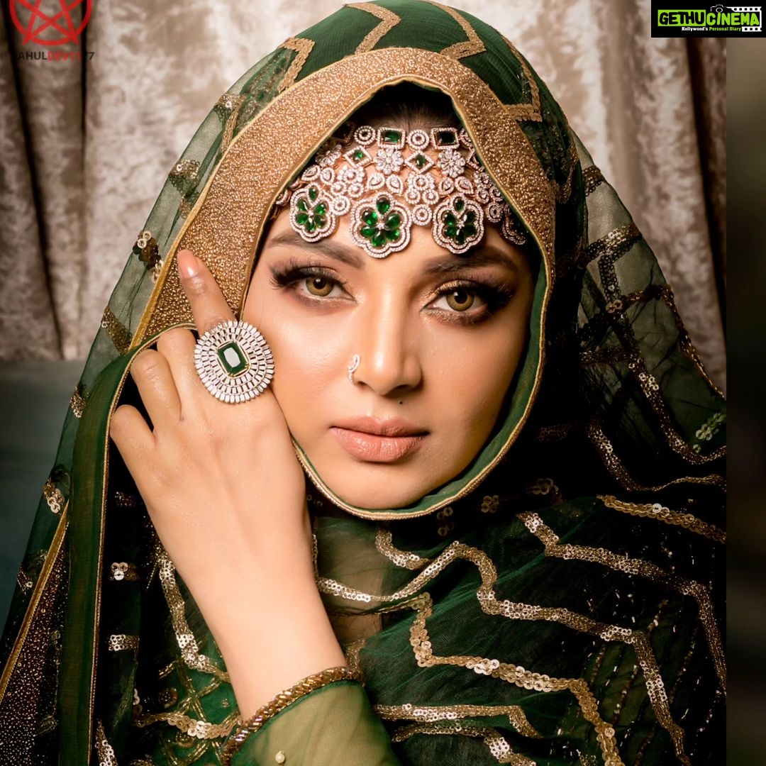 Sanam Shetty Instagram - NOOR 💚 The Arabic Princess collection Transformation of our leading lady @sam.sanam.shetty captured by @rahuldev1177 Mesmerizing in a green ensemble by @naziasyedofficial .. makeover by makeup artist @vijiknr Accessories #bronzemakeoverstudio #latestshoot📷 #noor #newcollection #arabbride #princessstyles #rahuldev #naziasyed #sanamshetty #sanamshettyofficial #bigboss #vijiknrmakeup #bronzemakeoverstudio #fashionphotography #emeraldgreen