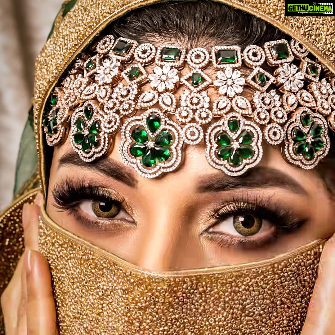 Sanam Shetty Instagram - Witness the transformation of our leading lady @sam.sanam.shetty as an Arabic princess captured by @rahuldev1177 . She mesmerizes in a green ensemble by @naziasyedofficial featuring the new collection 'NOOR' 💚 ..transformed by makeup artist @vijiknr #latestshoot📷 #noor #newcollection #arabbride #princessstyles #rahuldev #naziasyed #sanamshetty #sanamshettyofficial #bigboss #vijiknrmakeup #bronzemakeoverstudio #fashionphotography #emeraldgreen