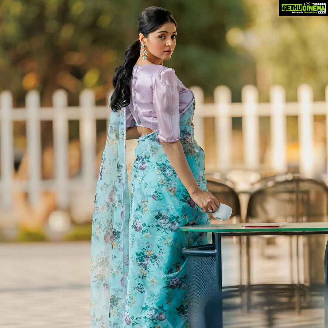 Sanam Shetty Instagram - Hey there! How's your day? π π π π Saree @6yarddrape Styling @shyn_fascino Clicks @adam_kae MUH @sujitha_makeup_artist Drape @the_thish Venue @the_french_town #organza #summerstyle #breezyblues