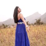 Sanam Shetty Instagram - Can you hear my heart sing? Beyond the blue hill..amidst the green spring Im one with nature Im the present..im the future 💙 💙 💙 Outfit & Styling @julesamin Video @jagan_mathew Makeup @diyamakeover_ Hair @madhuzartistry #breezyblues #summergown #frillychiffon #blessedsunday