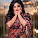 Sanam Shetty Instagram - Sending some sparkle your way✨ ✨ ✨ ✨ Saree @6yarddrape Styling @shyn_fascino Photography @adam_kae Edit @arvinthiyer MUH @sujitha_makeup_artist Drape @the_thish Venue @the_french_town #happyevening
