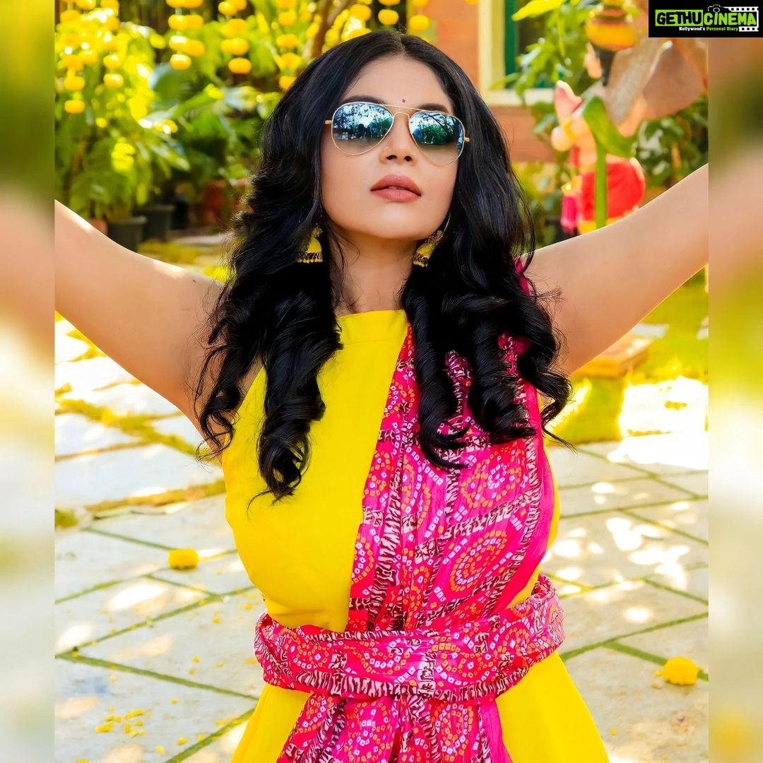 Sanam Shetty Instagram - Don't forget to have funnnn 😎🤘 . . . Outfit & Styling @rasikaasofficial MUH @vijiknr Photography @_gopinath_official @arvinthiyer @anandraj5887 #sweetmirchiteam #syedsuhailbasha Organised by @balaji_2888 #funfriday #shadesout #colorsplash