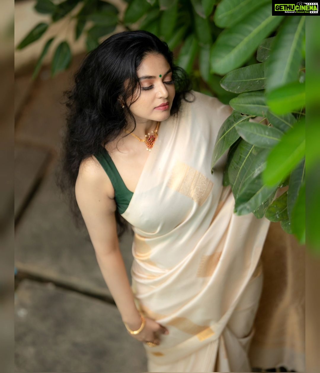 Sanam Shetty Instagram - Close your eyes..celebrate this moment. not the past, not the future.. just the current π . . . Saree & Styling @ivalinmabia Photography @camerasenthil MUH @pavihairandmakeup Organised by @rrajeshananda #traditionalthursdays #magicalweaves