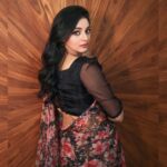 Sanam Shetty Instagram - If opportunity doesn't knock, build a door! 🖤 🖤 🖤 🖤 Saree @6yarddrape Styling @shyn_fascino Clicks @adam_kae Edit @arvinthiyer MUH @sujitha_makeup_artist Drape @the_thish Venue @the_french_town #coolsummerstyles #floralorganzasaree