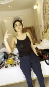 Sanam Shetty Instagram - Groove to the beat & beat the blues💃 @shyn_fascino @the_french_town @sujitha_makeup_artist @the_thish #packup #shootdiaries #bts #mondaymoods
