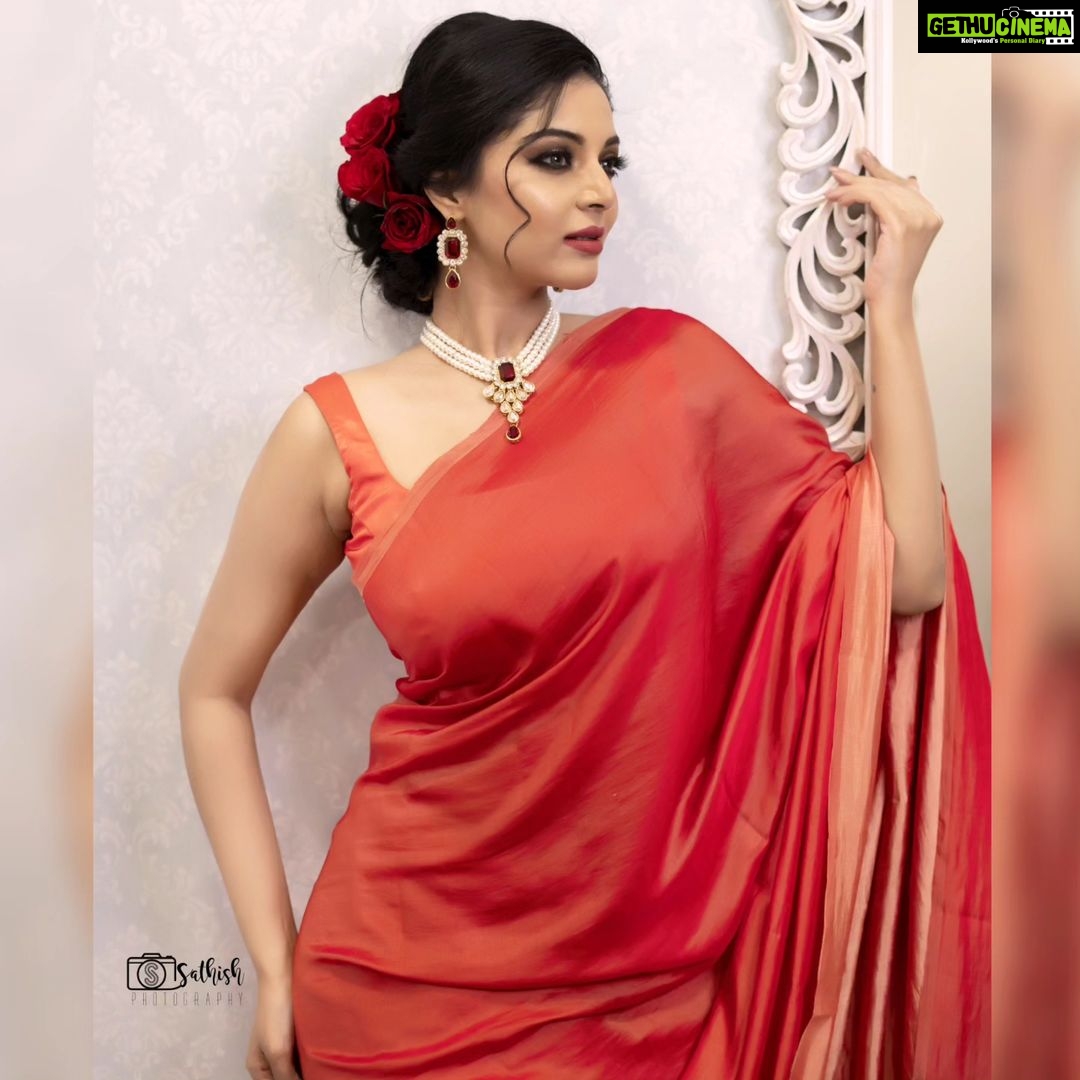 Sanam Shetty Instagram - Happy eve 🌹 . . . Outfit @rasikaasofficial Clicks @sathish_photography49 Styling @style.withsneha Makeover @naturalssalon @preethi_naturalsmakeupartistry Hair @vimala_naturals Organised by @rajani_raghunath @sneha__mithran Regards @ckkumaravel @veena_kumaravel #tgif #redsatin #rosyhairstyles #eventsyling #pearlruby