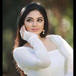 Sanam Shetty Instagram - When your heart is pure as white 🤍 you'll be the most precious sight ! 🤍 🤍 🤍 Outfit & Styling @ival.amali Clicks @adam_kae @arvinthiyer MUH @monz_makeover Venue @darzaluxuryresorts #traditionalthursdays #serenewhites #anarkalistyles #chiffonsequined