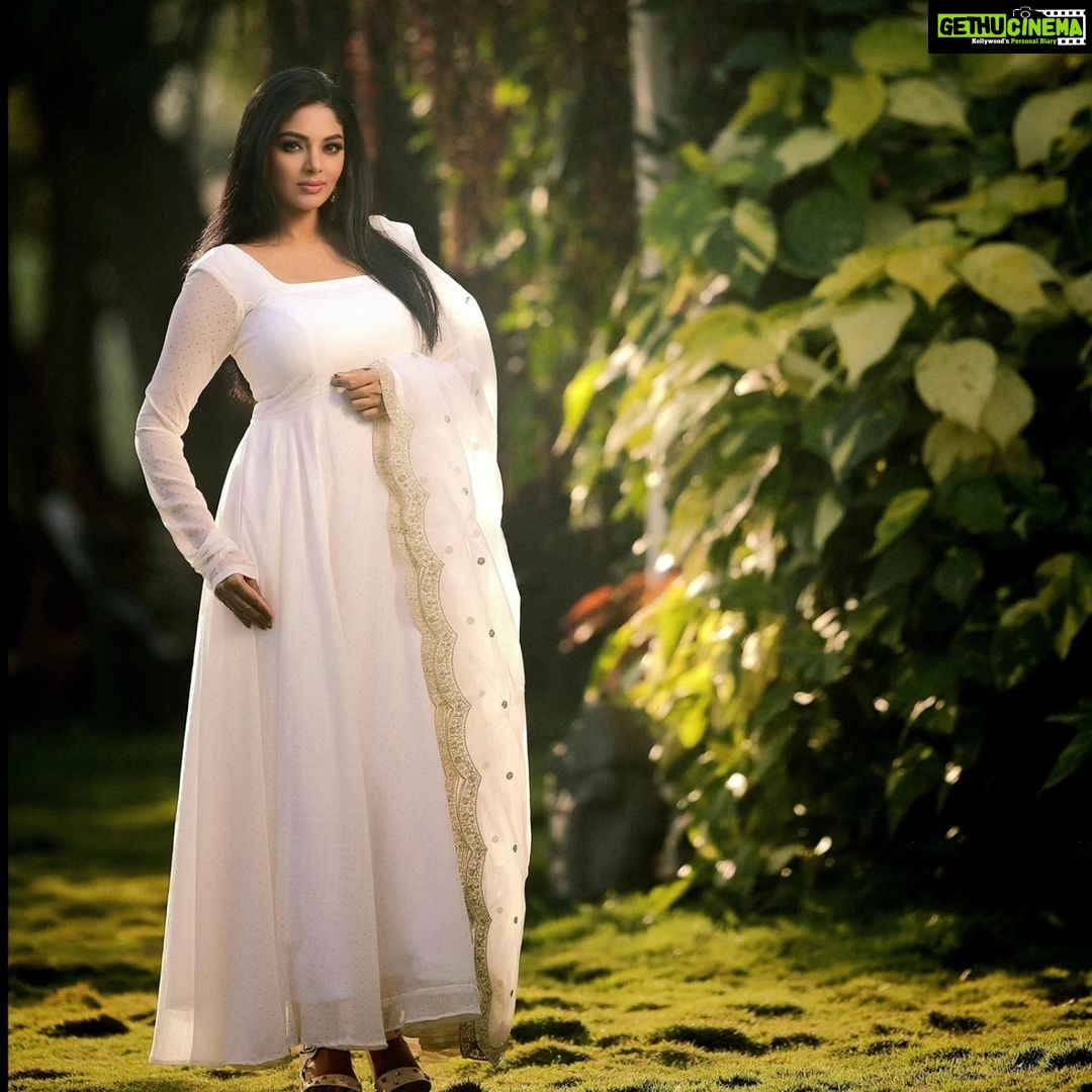 Sanam Shetty Instagram - When your heart is pure as white π€ you'll be the most precious sight ! π€ π€ π€ Outfit & Styling @ival.amali Clicks @adam_kae @arvinthiyer MUH @monz_makeover Venue @darzaluxuryresorts #traditionalthursdays #serenewhites #anarkalistyles #chiffonsequined
