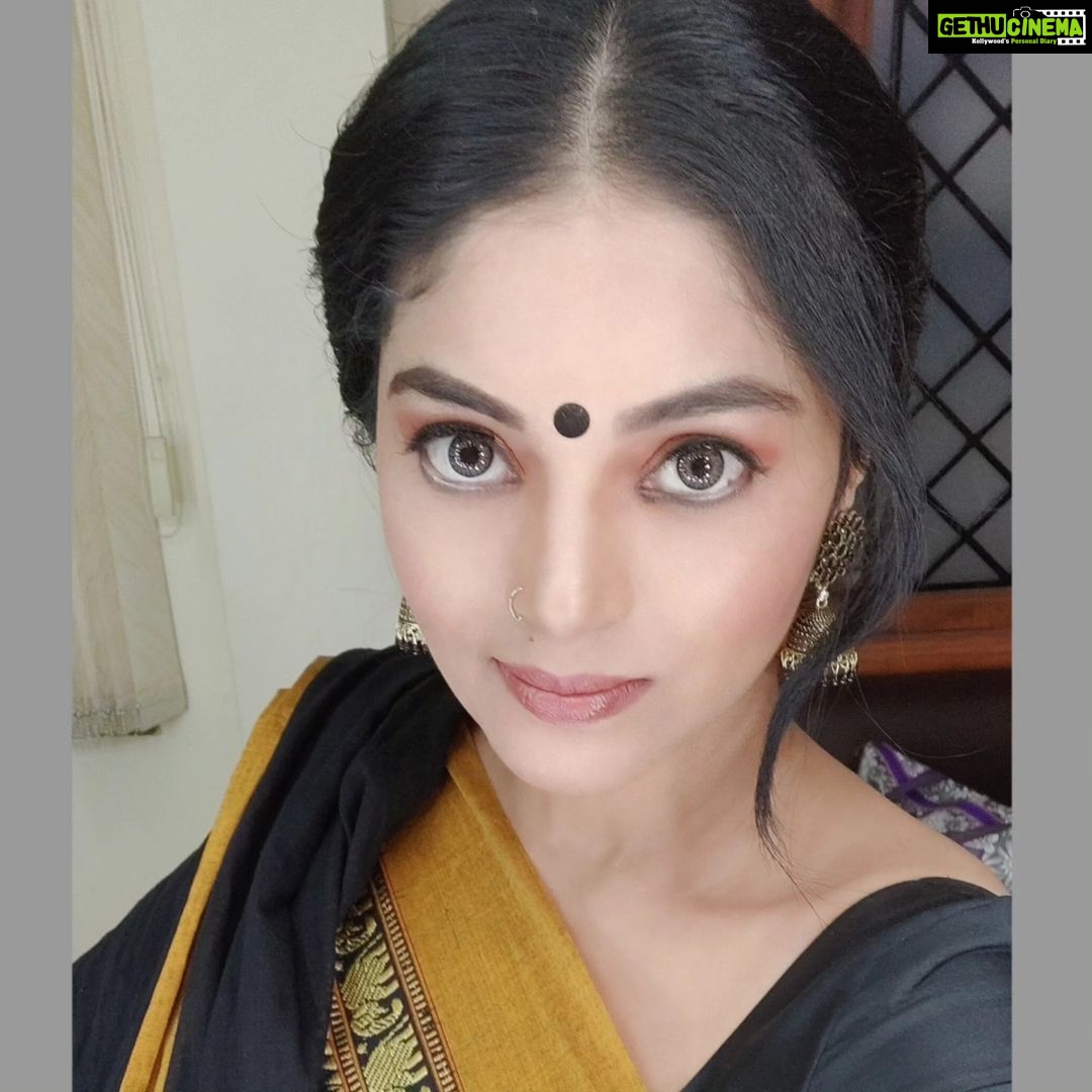 Sanam Shetty Instagram - Pottu vaitha ...🎶 🖤 . . . Outfit & styling @ivalinmabia Photography @the_girl_with_the_cam_ MUH @diyamakeover_ @allurebeauty_princy #upcomingshoot 📸 #cottonsaree #blackbindi⚫ #southindianlook