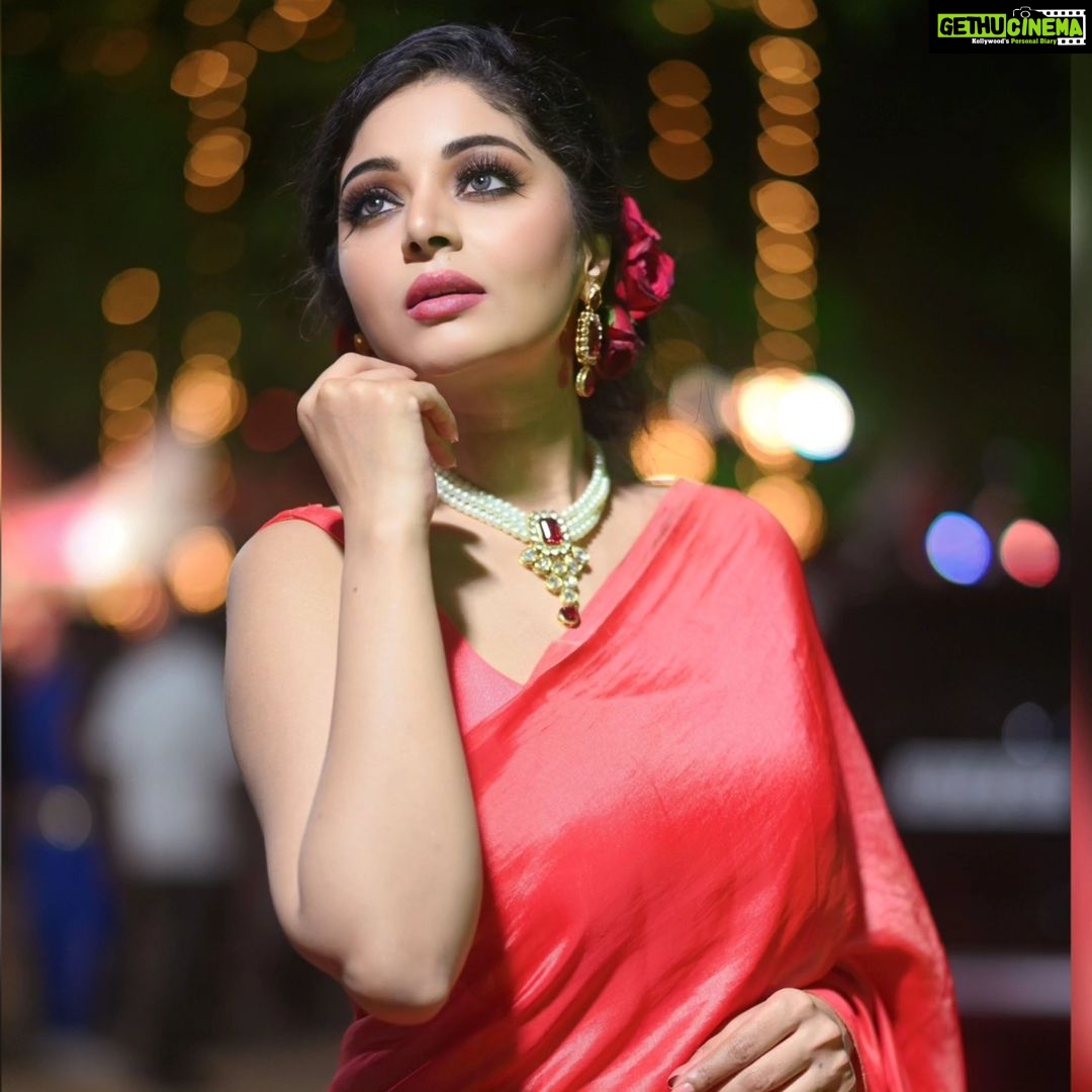 Sanam Shetty Instagram - Goodnight my dear peeps🌹 . . . Outfit @rasikaasofficial Styling @style.withsneha Photography @arvinthiyer MUH @naturalssalon @preethi_naturalsmakeupartistry @vimala_naturals Naturals Page 3 @ckkumaravel @veena_kumaravel Red carpet event @behindwoodsofficial #sigappurojakkal #eventstyling #satinsaree #vintagefare #moretocome