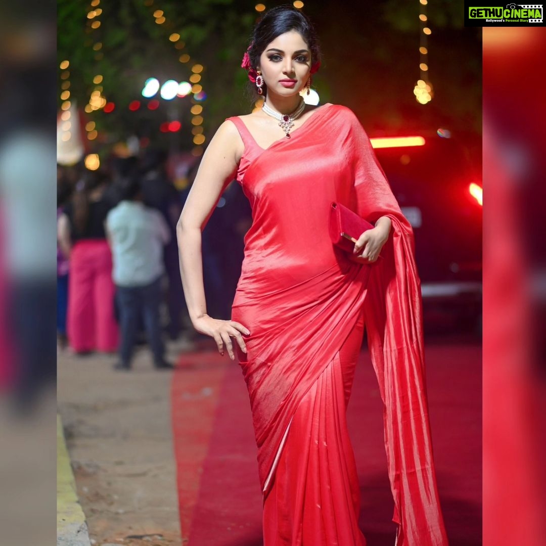Sanam Shetty Instagram - Goodnight my dear peeps🌹 . . . Outfit @rasikaasofficial Styling @style.withsneha Photography @arvinthiyer MUH @naturalssalon @preethi_naturalsmakeupartistry @vimala_naturals Naturals Page 3 @ckkumaravel @veena_kumaravel Red carpet event @behindwoodsofficial #sigappurojakkal #eventstyling #satinsaree #vintagefare #moretocome