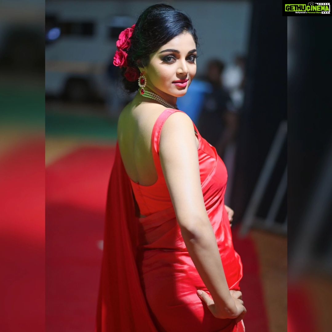 Sanam Shetty Instagram - Goodnight my dear peeps🌹 . . . Outfit @rasikaasofficial Styling @style.withsneha Photography @arvinthiyer MUH @naturalssalon @preethi_naturalsmakeupartistry @vimala_naturals Naturals Page 3 @ckkumaravel @veena_kumaravel Red carpet event @behindwoodsofficial #sigappurojakkal #eventstyling #satinsaree #vintagefare #moretocome