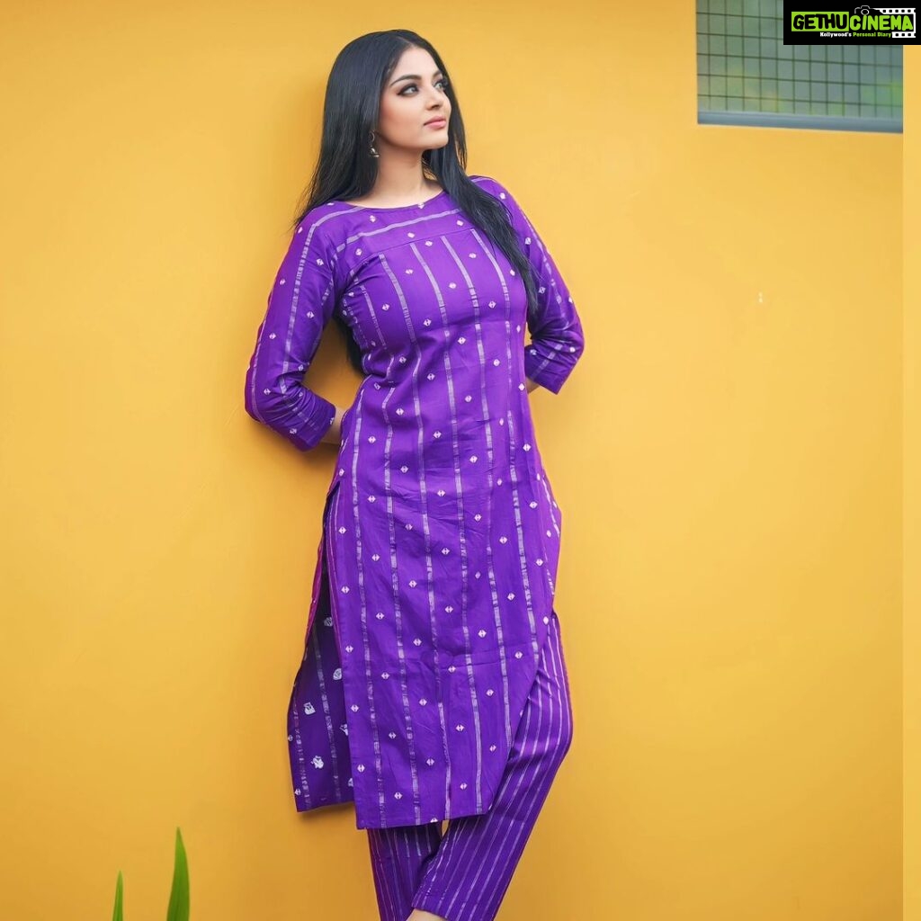 Sanam Shetty Instagram - Heat is killinnn so I plan on chillinnnn 💜 . . Outfit @ival.amal Clicks @adam_kae @arvinthiyer MUH @monz_makeover Venue @darzaluxuryresorts #tgif #funfridays #summerstyles #kurtacoordsets #purplelove